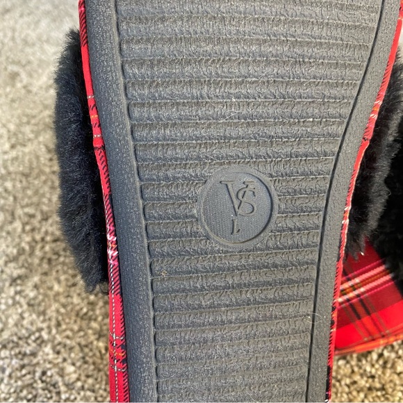 Victoria secret NWOT Slippers Size L 9-10 Condition is "New Christmas Mule Slide - Picture 11 of 12